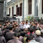 Rendra Masdrajad Safaat bersama pimpinan DPRD Kota Malang menemui Mahasiswa yang menggelar aksi demo di Depan Gedung Dewan, Selasa 10 Desember 2024. (ist)