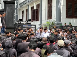 Rendra Masdrajad Safaat bersama pimpinan DPRD Kota Malang menemui Mahasiswa yang menggelar aksi demo di Depan Gedung Dewan, Selasa 10 Desember 2024. (ist)