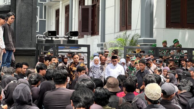 Rendra Masdrajad Safaat bersama pimpinan DPRD Kota Malang menemui Mahasiswa yang menggelar aksi demo di Depan Gedung Dewan, Selasa 10 Desember 2024. (ist)