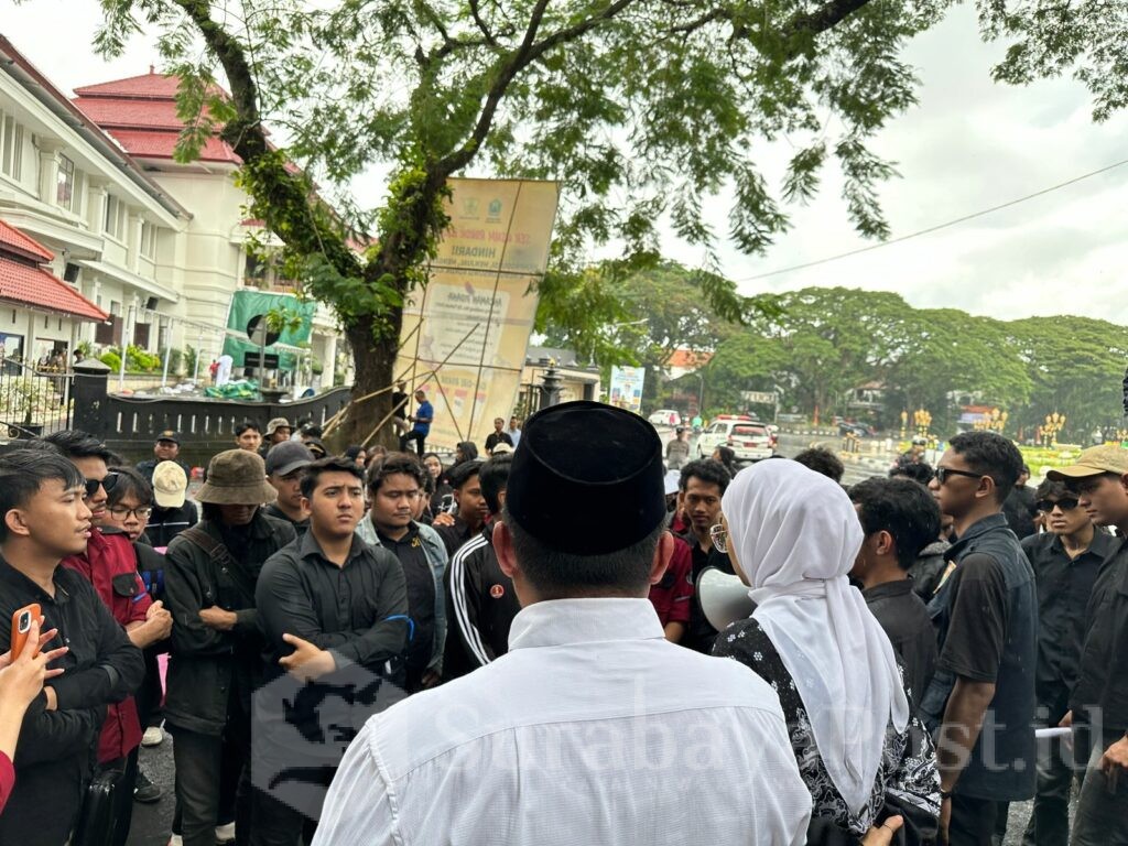 Para mahasiswa peserta aksi merespon positif dan mengapresiasi atas respon yang diberikan Rendra Masdrajad Safaat bersama pimpinan DPRD Kota Malang. (ist)