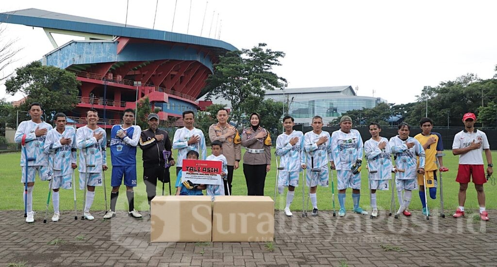 Waka Polresta Malang Kota, AKBP Adithya Panji Anom didampingi Kasatlantas, Kompol Fitria Wijayanti pose bersama para pemain sepakbola amputasi. (ist)