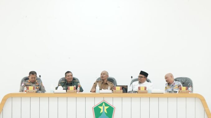 Rendra Masdrajad Safaat (dua dari kanan) hadiri rapat FLLAJ untuk mewakili pimpinan DPRD Kota Malang. (ist)