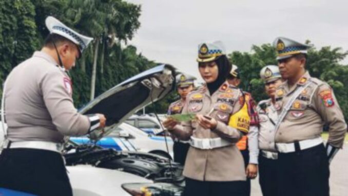 Kasat Lantas Polresta Malang Kota Kompol Fitria Wijayanti melakukan pengecekan kelengkapan kendaraan dinas anggotanya, Kamis (12/12/2024)