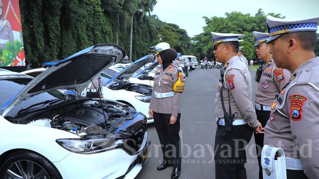 Kasat Lantas Polresta Malang Kota Kompol Fitria Wijayanti melakukan pengecekan kelengkapan kendaraan dinas anggotanya, Kamis (12/12/2024)