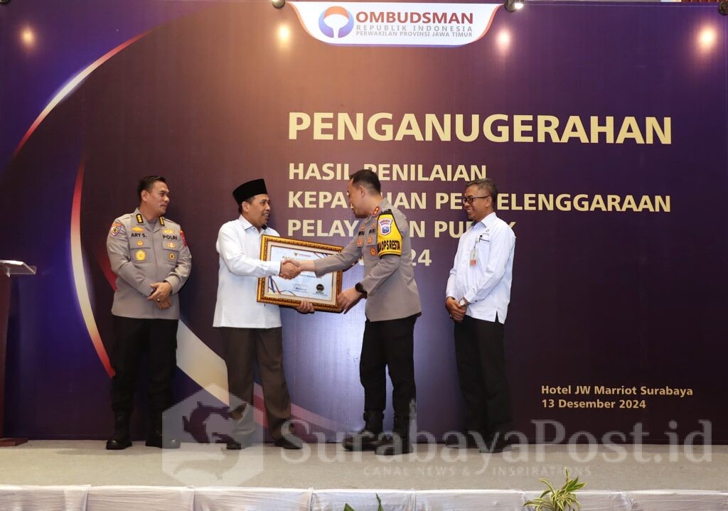 Penghargaan dari Ombudsman RI ini diterima AKBP Adhitya Panji Anom, SIK Wakapolres Malang Kota, mewakili Kapolresta Malang Kota Kombes Pol Nanang Haryono, SH, SIK, MSi. (Sumber Humas Polresta)