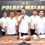 Kasatreskrim Polres Malang, AKP Muchammad Nur saat menggelar konferensi pers hasil ungkap oknum Kades, Senin 16 Desember 2024. (Sumber- hmsresma)