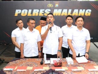 Kasatreskrim Polres Malang, AKP Muchammad Nur saat menggelar konferensi pers hasil ungkap oknum Kades, Senin 16 Desember 2024. (Sumber- hmsresma)