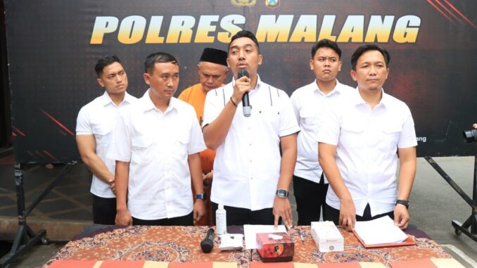 Kasatreskrim Polres Malang, AKP Muchammad Nur saat menggelar konferensi pers hasil ungkap oknum Kades, Senin 16 Desember 2024. (Sumber- hmsresma)