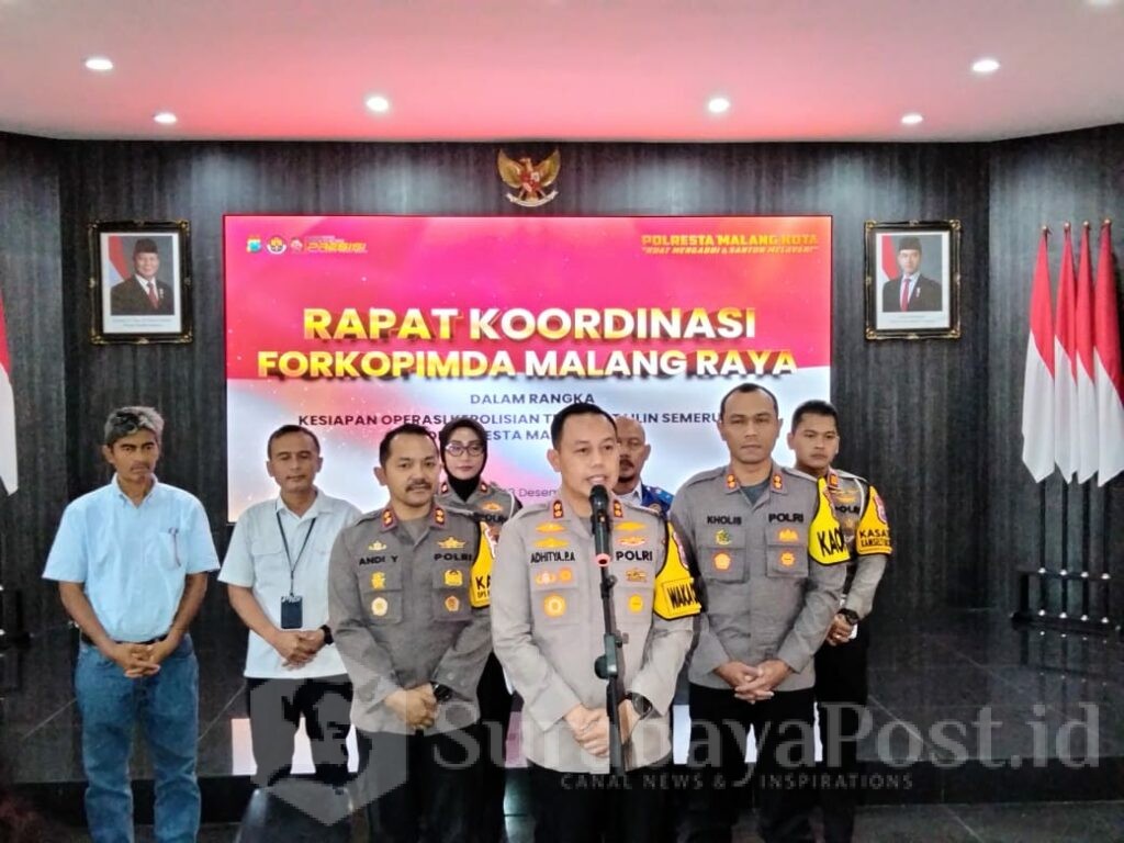 Wakapolresta Malang Kota AKBP Adhitya Panji Anom, SIK, bersama Kapolres Malang dan Kapolres Batu memberikan keterangan kepada wartawan