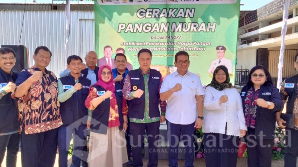 Mendag Budi Santoso dan Pj Walikota Malang, Iwan Kurniawan pose bersama jajaran TPID disela peninjauan gerakan pangan murah