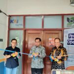 KAI Logistik Ekspansi ke Sektor Pendidikan, Buka Service Point di Universitas Brawijaya ditandai dengan pemotongan pita, Jumat (20/12/2024)