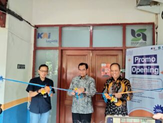 KAI Logistik Ekspansi ke Sektor Pendidikan, Buka Service Point di Universitas Brawijaya ditandai dengan pemotongan pita, Jumat (20/12/2024)