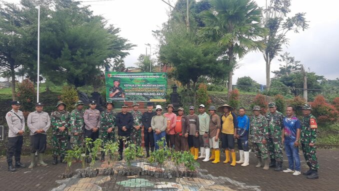 TNI AD Bersama Rakyat Tanam Pohon Keras dan Pohon Buah di Desa Ngajum, Kabupaten Malang Jawa Timur, Sabtu 21 Desember 2024. (Sumber L'SIMA)