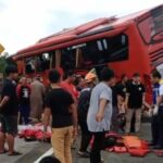 Ensiden maut melibatkan Bus pariwisata mengangkut pelajar VS Truk pengangkut pakan ternak yang terjadi di Tol Pandaan-Malang KM 77, empat orang dikabarkan tewas, Senin (23/12/2024).