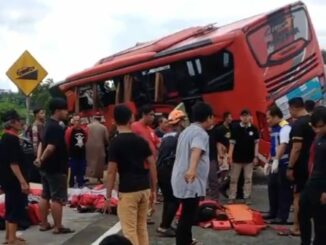 Ensiden maut melibatkan Bus pariwisata mengangkut pelajar VS Truk pengangkut pakan ternak yang terjadi di Tol Pandaan-Malang KM 77, empat orang dikabarkan tewas, Senin (23/12/2024).