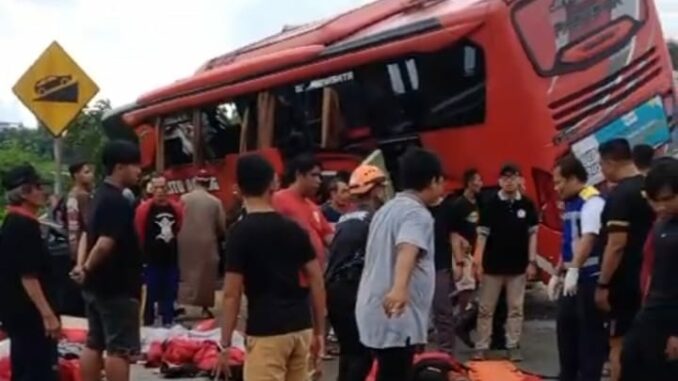 Ensiden maut melibatkan Bus pariwisata mengangkut pelajar VS Truk pengangkut pakan ternak yang terjadi di Tol Pandaan-Malang KM 77, empat orang dikabarkan tewas, Senin (23/12/2024).