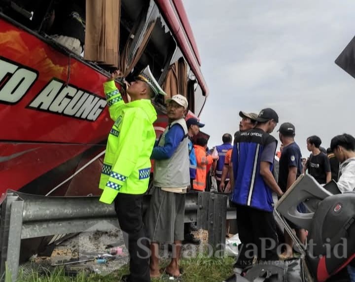 Petugas saat melakukan proses evakuasi. (ist)