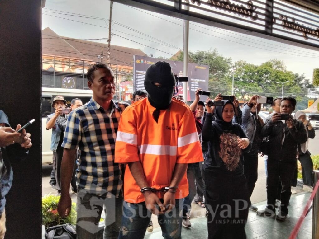 Tersangka SB salah satu sindikat Curanmor dikawal ketat petugas kepolisian