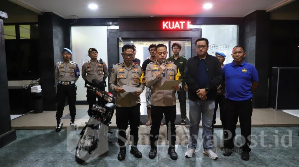 Wakapolresta AKBP Adhitya Panji Anom memberikan keterangan kepada wartawan, Rabu (01/01/2025) dini hari