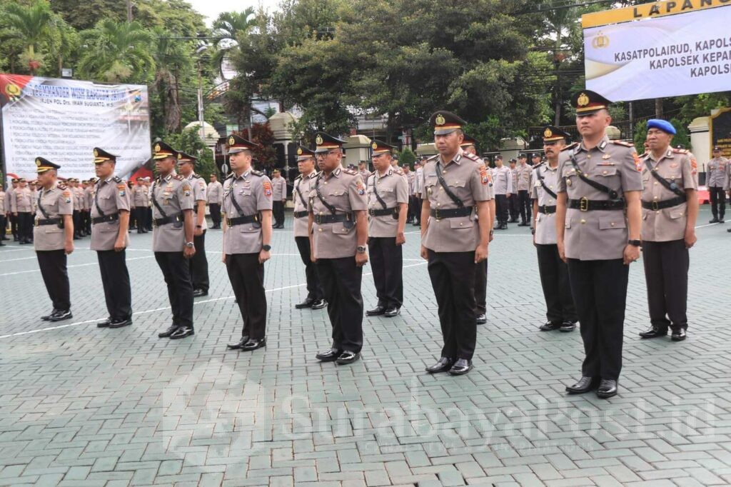 Sejumlah pejabat utama dan Kapolsek yang melaksanakan Sertijab. (Dok. Hmsresma)