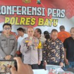 Wakapolres Batu, Kompol Danang Yudanto saat menggelar konferensi pers hasil ungkap perdagangan bayi, Jumat (03/01/2025)