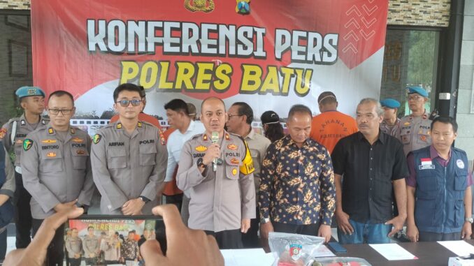 Wakapolres Batu, Kompol Danang Yudanto saat menggelar konferensi pers hasil ungkap perdagangan bayi, Jumat (03/01/2025)