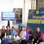 Menteri Komunikasi dan Digital Meutya Hafid berdialog dengan para pelaku UMKM Kampung Keramik Dinoyo, Kota Malang, Jawa Timur, Sabtu (04/01/2025).