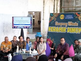 Menteri Komunikasi dan Digital Meutya Hafid berdialog dengan para pelaku UMKM Kampung Keramik Dinoyo, Kota Malang, Jawa Timur, Sabtu (04/01/2025).