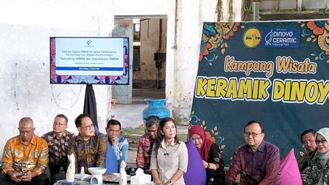 Menteri Komunikasi dan Digital Meutya Hafid berdialog dengan para pelaku UMKM Kampung Keramik Dinoyo, Kota Malang, Jawa Timur, Sabtu (04/01/2025).