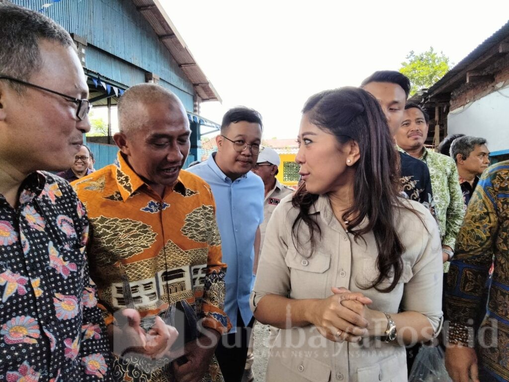 Menkomdigi Meutya Hafid saat mengunjungi Kampung Keramik Dinoyo, Kota Malang, Jawa Timur, Sabtu (04/01/2025).