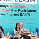 Menteri Komdigi Meutya Hafid saat memberikan arahan kepada siswa di MTs Ibnu Sina, Kabupaten Malang Jawa Timur, Sabtu (04/01/2025)