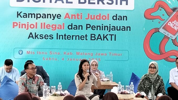 Menteri Komdigi Meutya Hafid saat memberikan arahan kepada siswa di MTs Ibnu Sina, Kabupaten Malang Jawa Timur, Sabtu (04/01/2025)