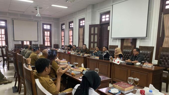 Komisi A DPRD Kota Malang menggelar Hearing dan menghadirkan pelaku usaha hiburan malam, Disnaker PMPTSP Kota Malang dan Satpol PP Kota Malang, Senin (06/0/2025)