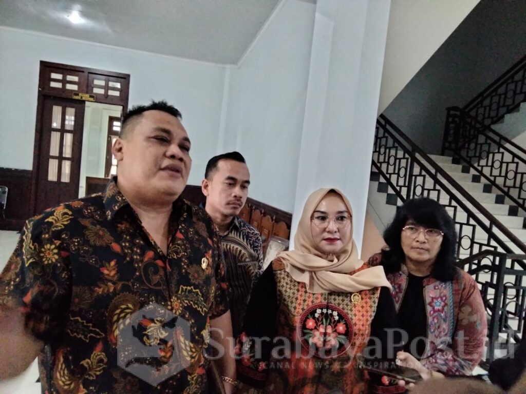 Ketua Komisi A DPRD Kota Malang, Lelly Theresiawati didampingi anggotanya memberikan keterangan kepada wartawan