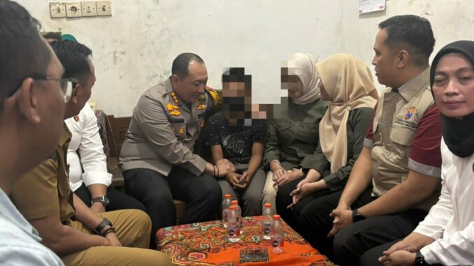 Kapolresta Malang Kota, Kombes Pol Nanang Haryono saat menjenguk sejumlah korban pencabulan kakek predator, Senin (06/01/2025).