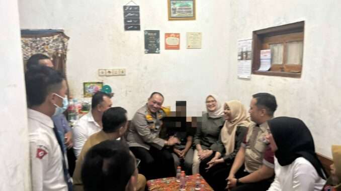 Kapolresta Malang Kota, Kombes Pol Nanang Haryono saat mengunjungi sejumlah korban pencabulan kakek di Tunjungsekar, Senin (06/01/2025).