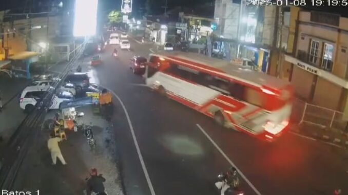 Bus dengan nomor polisi DK 7942 GB diduga mengalami rem blong saat menuruni Jalan Imam Bonjol Kota Batu terekam cctv.(Ist)