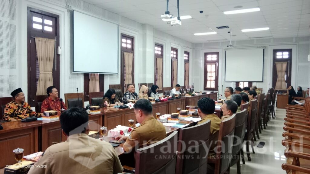 Komisi A DPRD Kota Malang menggelar rapat kerja bersama lurah dan camat se-Kota Malang di ruang rapat Internal DPRD Kota Malang, Selasa 7 Januari 2025. (ist)