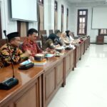 Komisi A DPRD Kota Malang menggelar rapat kerja bersama lurah dan camat se-Kota Malang di ruang rapat Internal DPRD Kota Malang, Selasa 7 Januari 2025. (ist)