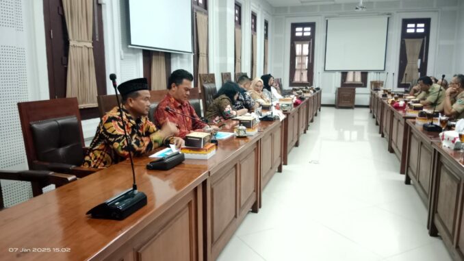 Komisi A DPRD Kota Malang menggelar rapat kerja bersama lurah dan camat se-Kota Malang di ruang rapat Internal DPRD Kota Malang, Selasa 7 Januari 2025. (ist)