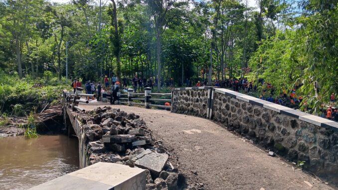 Kondisi Jembatan Glendang Pakem yang terlihat rusak pada sebagian sisinya. (ist)