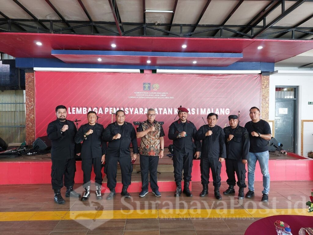 Anggota Komisi XIII DPR RI, Agun Gunanjar Sudarsa pose bersama Kalapas Ketut Akbar Herry Achjar dan jajaran. (Sumber L'SIMA)