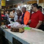 Ketua Komisi B DPRD Kota Malang, Bayu Rekso Aji meninjau dan berdialog dengan pedagang Pasar Besar, Minggu (12/1/2025)