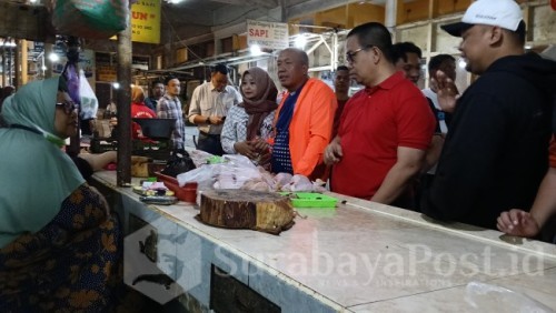 Ketua Komisi B DPRD Kota Malang, Bayu Rekso Aji meninjau dan berdialog dengan pedagang Pasar Besar, Minggu (12/1/2025)