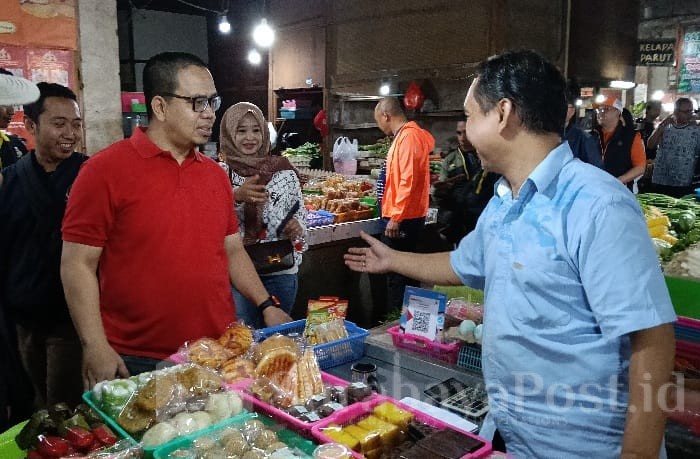 Ketua Komisi B DPRD Kota Malang, Bayu Rekso Aji meninjau dan berdialog dengan pedagang Pasar Besar, Minggu (12/1/2025)