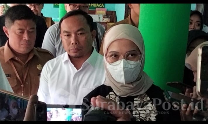 Amithya Ratnanggani Sirraduhita saat memberikan keterangan kepada wartawan disela peninjauan program MBG di SDN 3 Lowokwaru