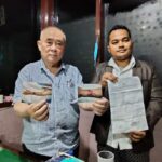 Otje Suandito didampingi Wildan Arif, SH, MH, CM selaku kuasa hukumnya, menunjukkan bukti laporan dan foto luka - luka yang dialaminya