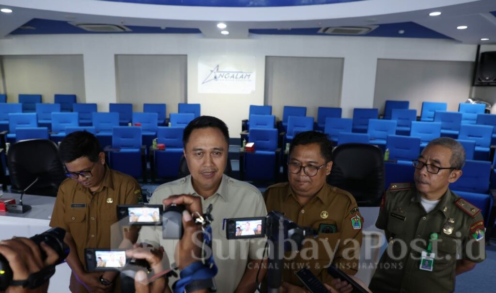 Pj Walikota Malang, Iwan Kurniawan saat memberikan keterangan kepada wartawan