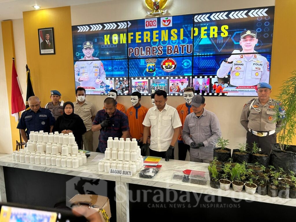 Polres Batu saat menggelar konferensi pers hasil ungkap pelaku tanam 62 batang ganja, Rabu (15/1/2025)