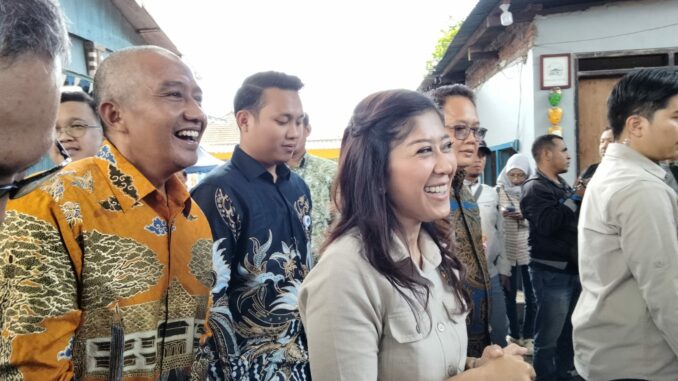 Sekda Erik Setyo Santoso Dampingi Menkomdigi Meutya Hafid Kunjungi Kampung Keramik Dinoyo Malang